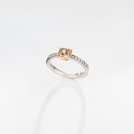 Ring № 06: Platin 950, Gold 750, Diamant 0,74 Karat Light-Yellow, 14 Brillanten 0,21 Karat