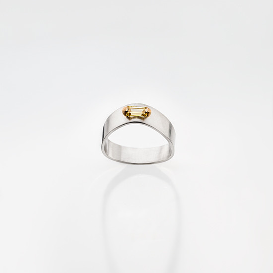 Ring № 09: Platin 950, Gold 900, Diamant-Baguette Fancy-Yellow 0,47 Karat